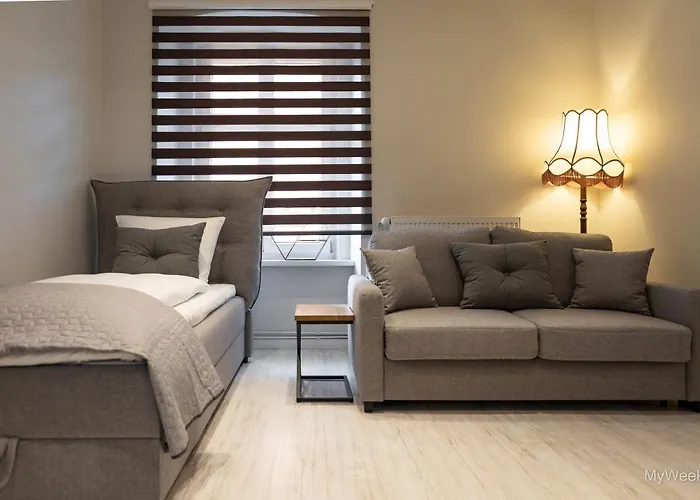 Apartament Z Historia, Klahra Myweek