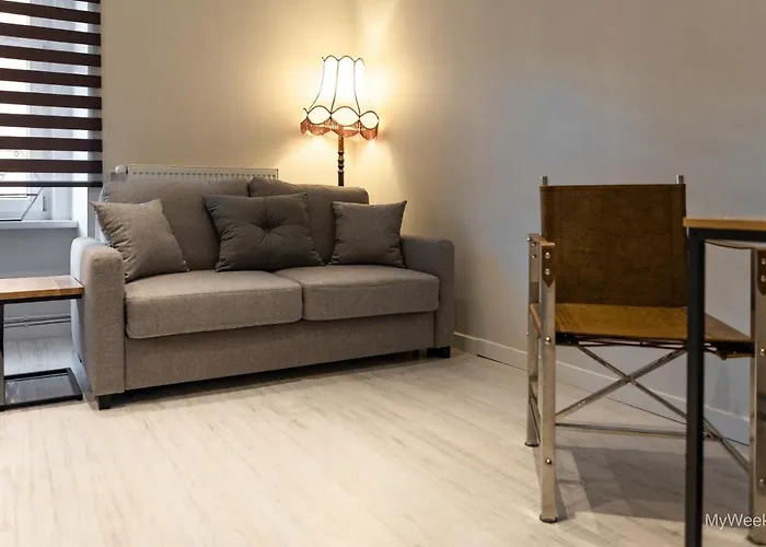 Apartament Z Historia, Klahra Myweek