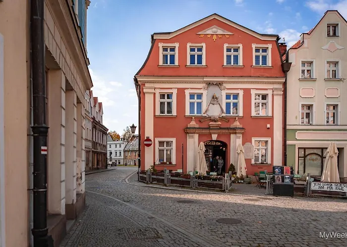 Apartament Z Historia, Klahra Myweek