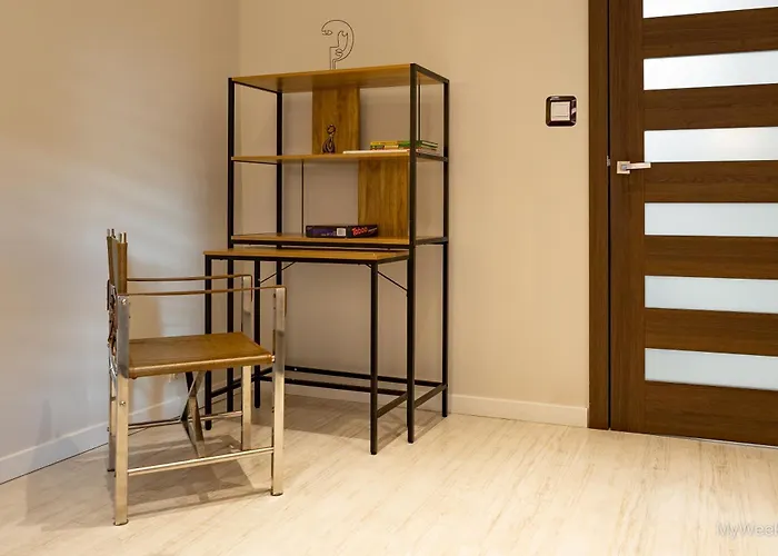 Apartament Z Historia, Klahra Myweek