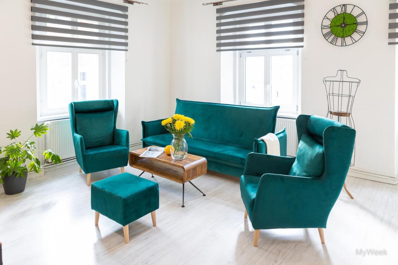Apartment Z Historia, Klahra Myweek