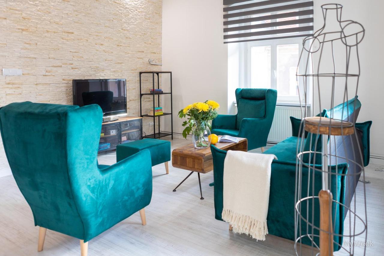 Apartment Z Historia, Klahra Myweek *