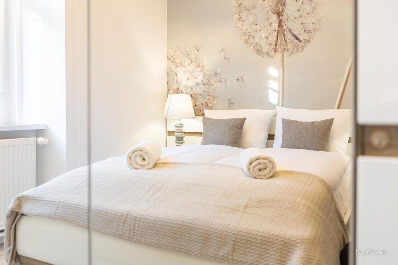 Apartment Z Historia, Klahra Myweek *