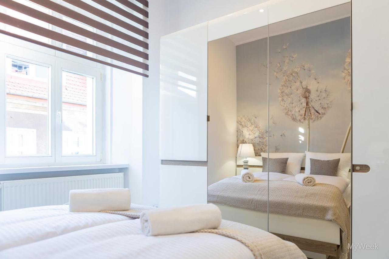 Z Historia, Klahra Myweek Apartment