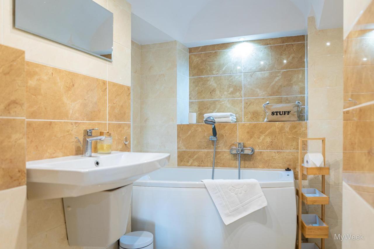 Apartment Z Historia, Klahra Myweek