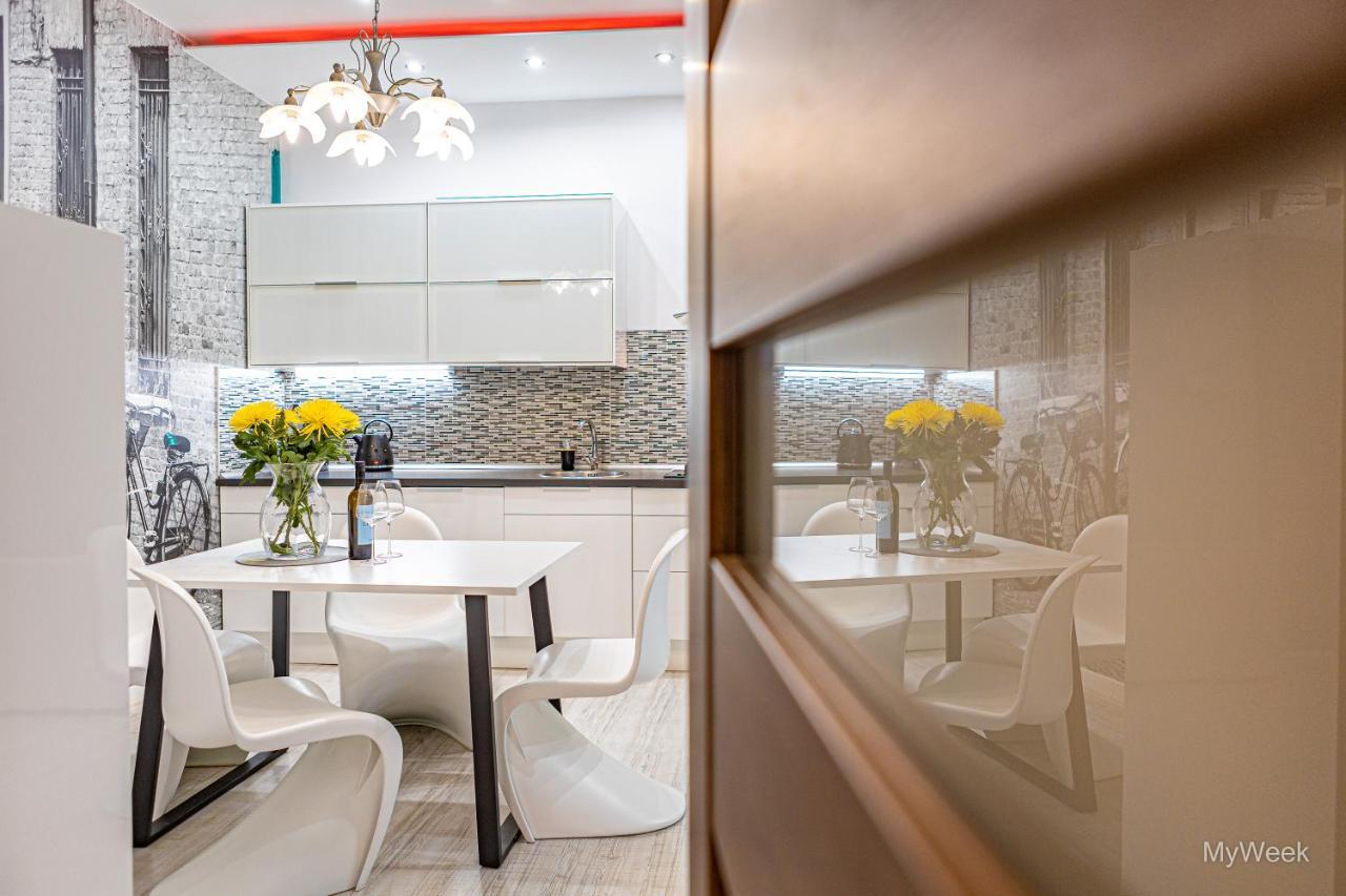 Apartment Z Historia, Klahra Myweek