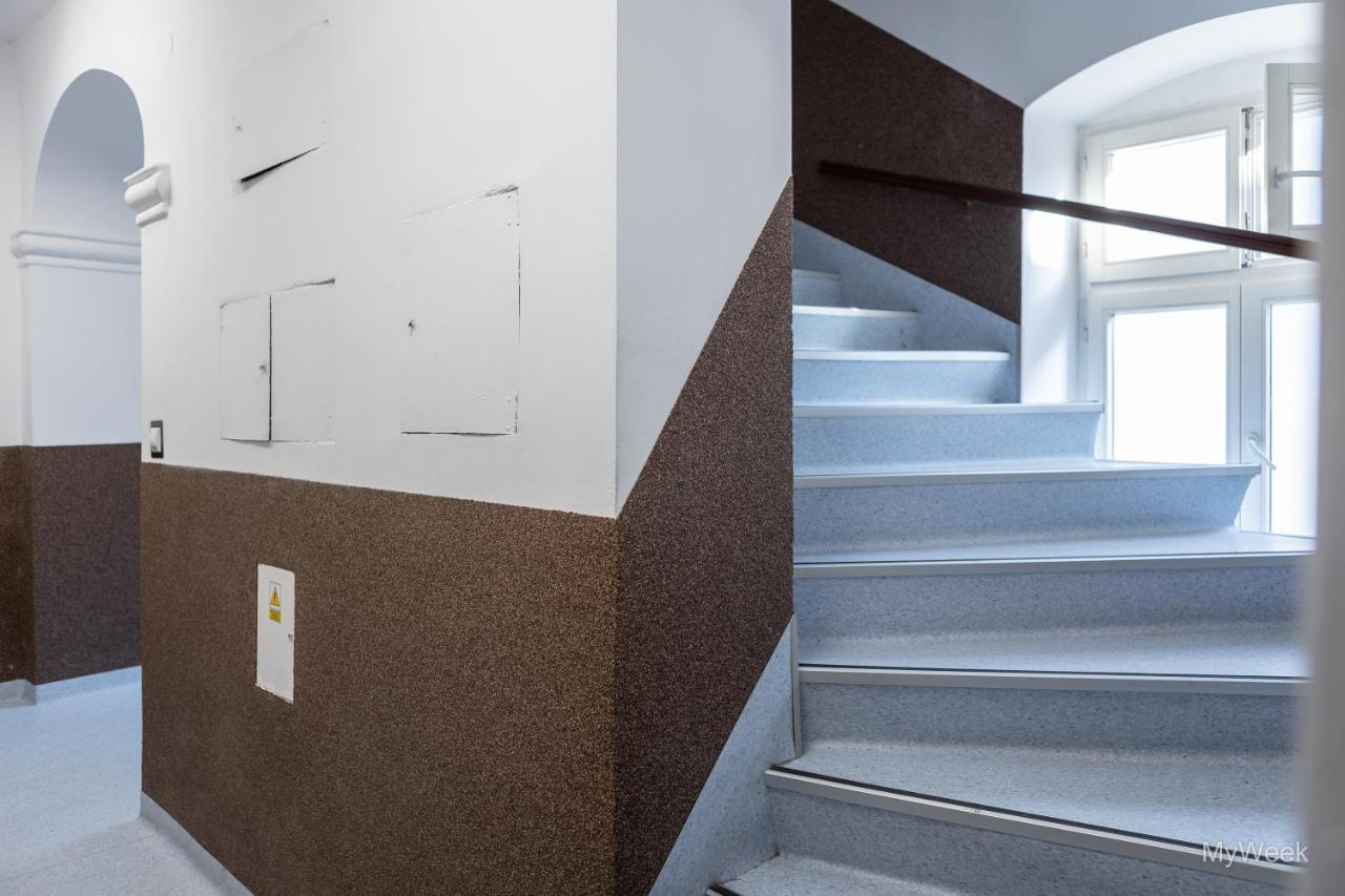 Apartment Z Historia, Klahra Myweek