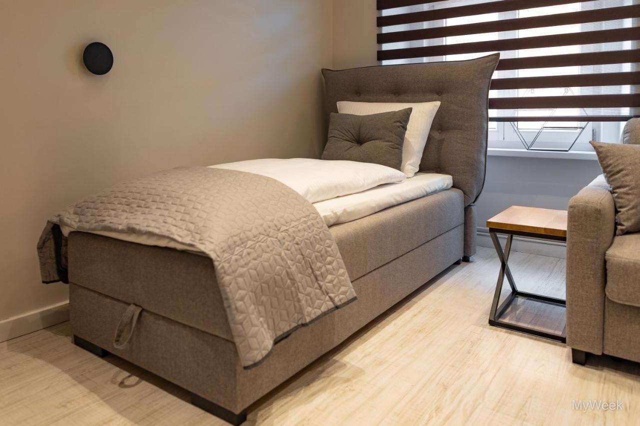 Apartment Z Historia, Klahra Myweek