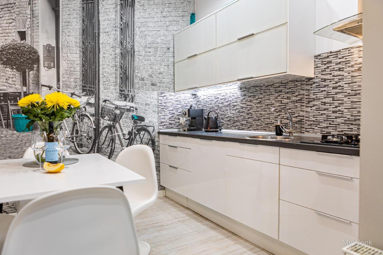 Z Historia, Klahra Myweek Apartment