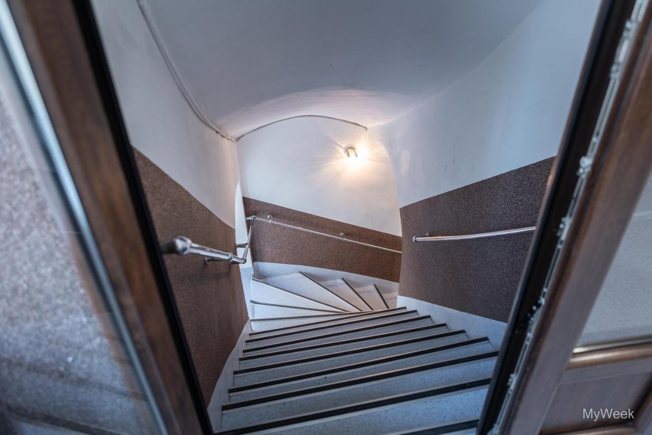 Z Historia, Klahra Myweek Apartment