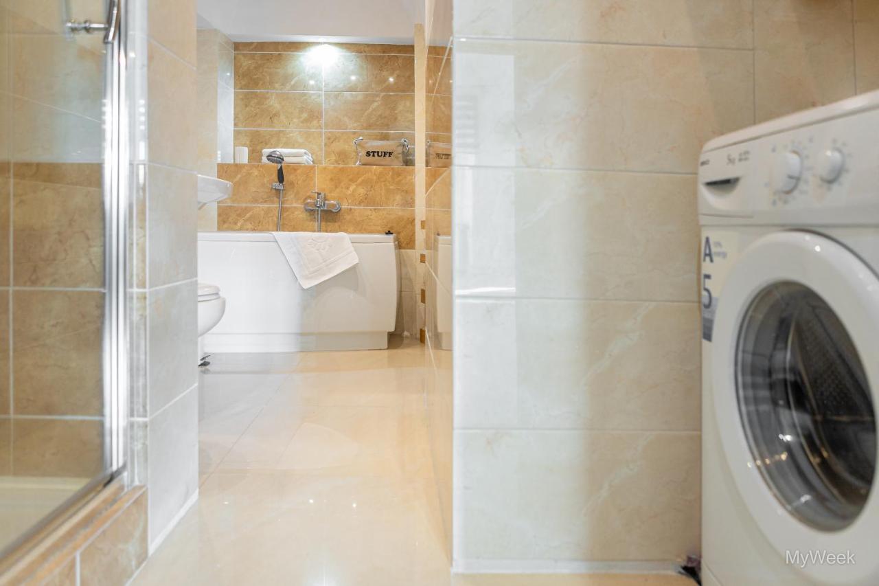 Apartment Z Historia, Klahra Myweek *