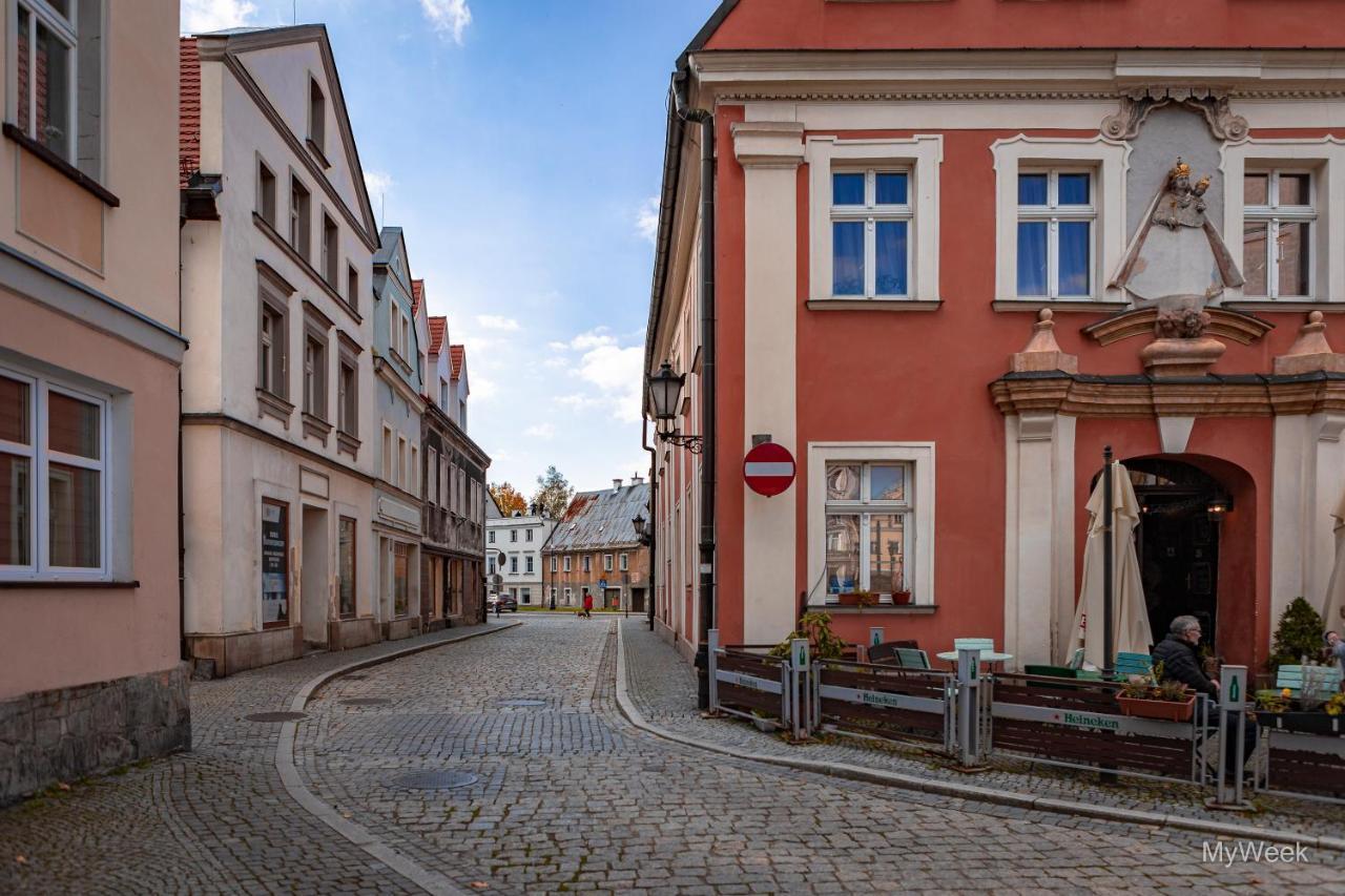 Z Historia, Klahra Myweek Apartment